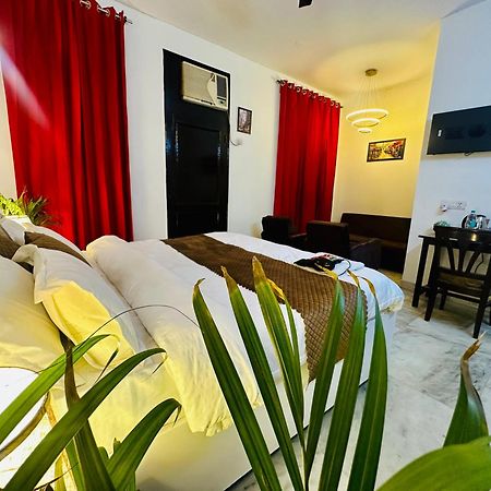 Hotel The White Scent-Near Noida Sector 18 Metro Zewnętrze zdjęcie