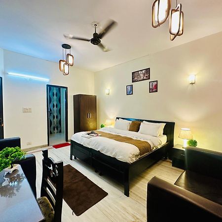 Hotel The White Scent-Near Noida Sector 18 Metro Zewnętrze zdjęcie