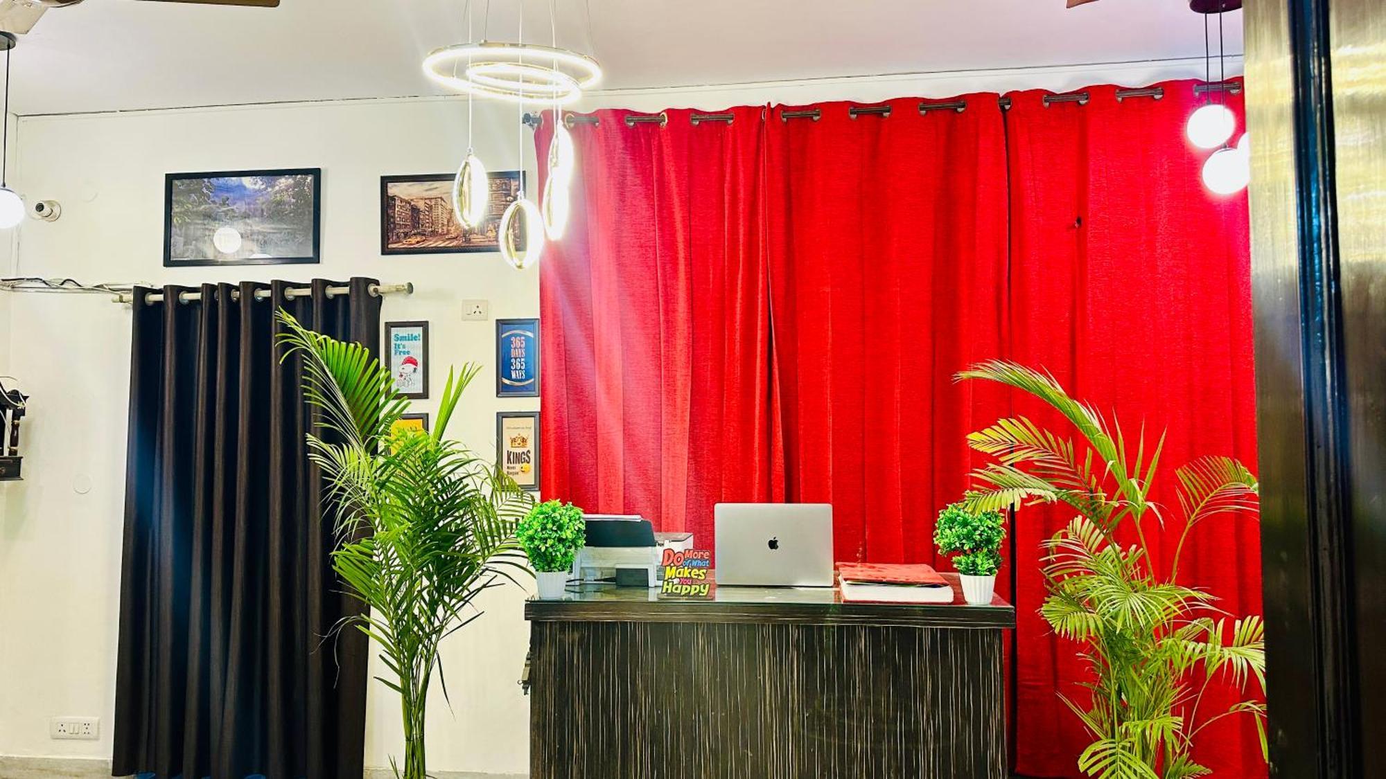 Hotel The White Scent-Near Noida Sector 18 Metro Zewnętrze zdjęcie