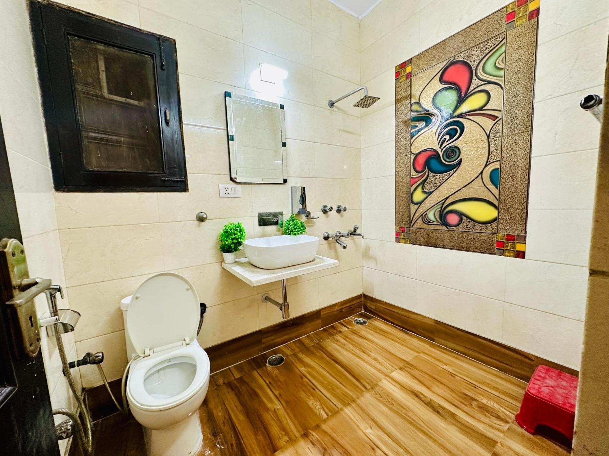 Hotel The White Scent-Near Noida Sector 18 Metro Zewnętrze zdjęcie