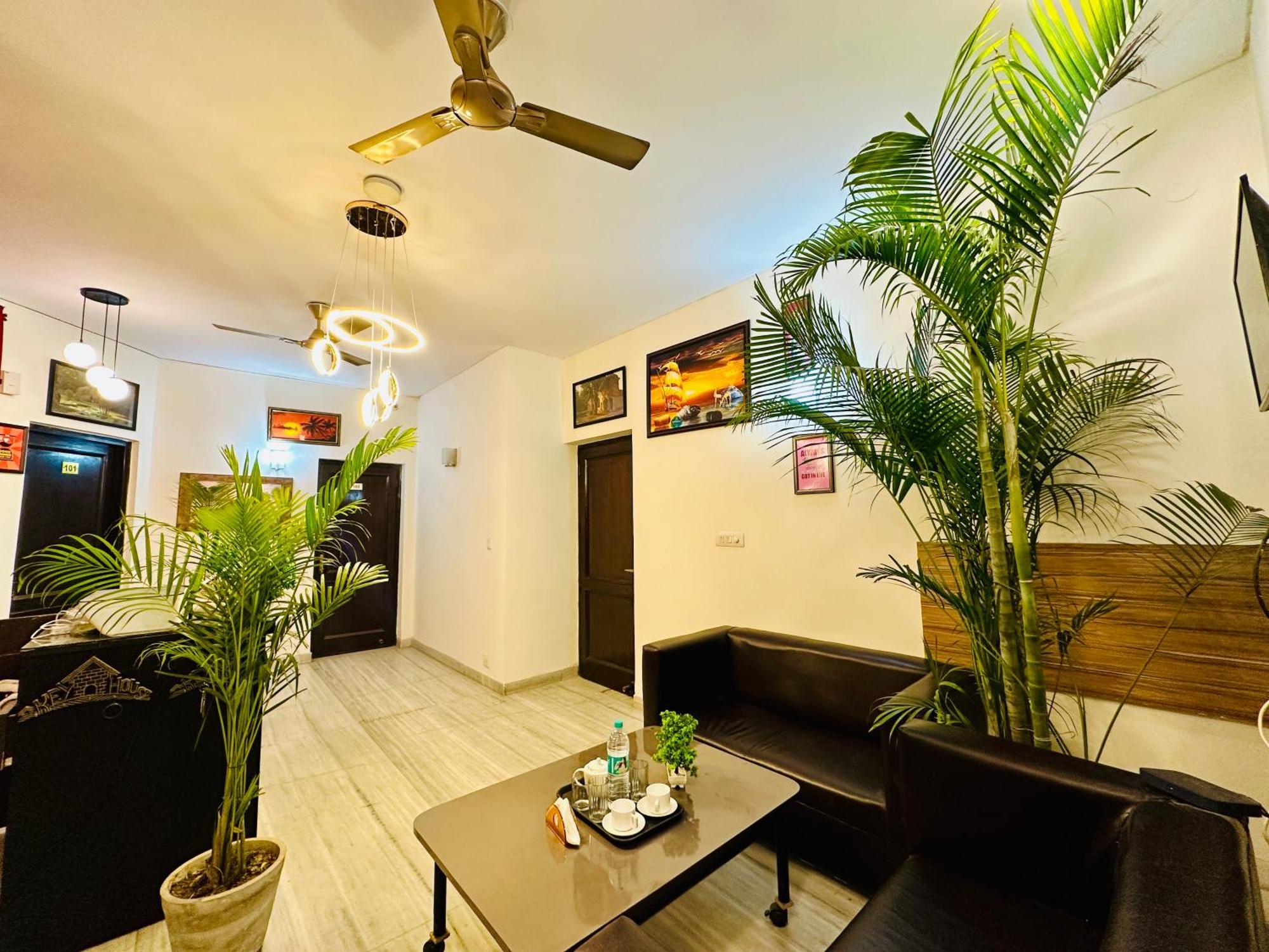 Hotel The White Scent-Near Noida Sector 18 Metro Zewnętrze zdjęcie
