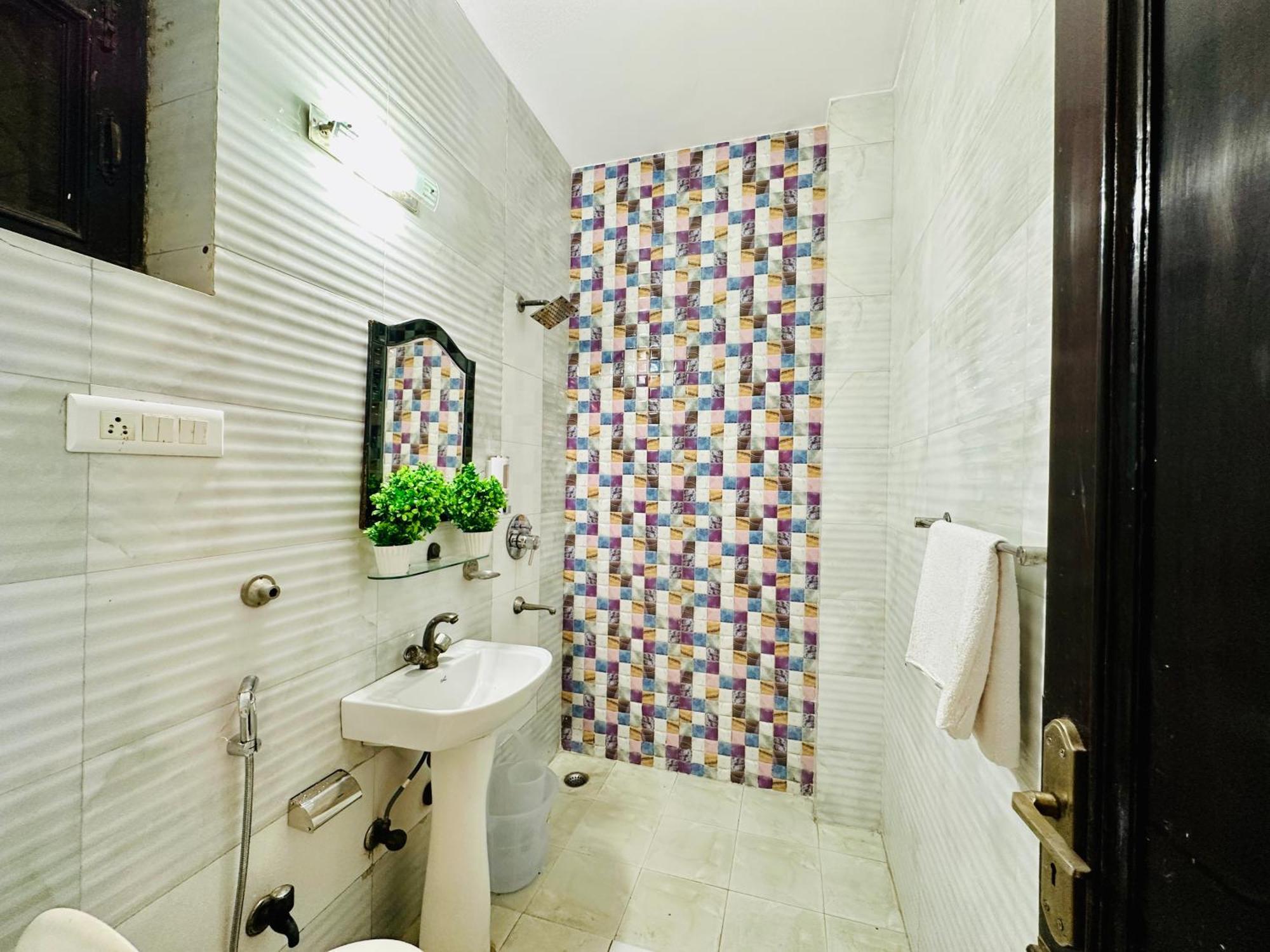 Hotel The White Scent-Near Noida Sector 18 Metro Zewnętrze zdjęcie