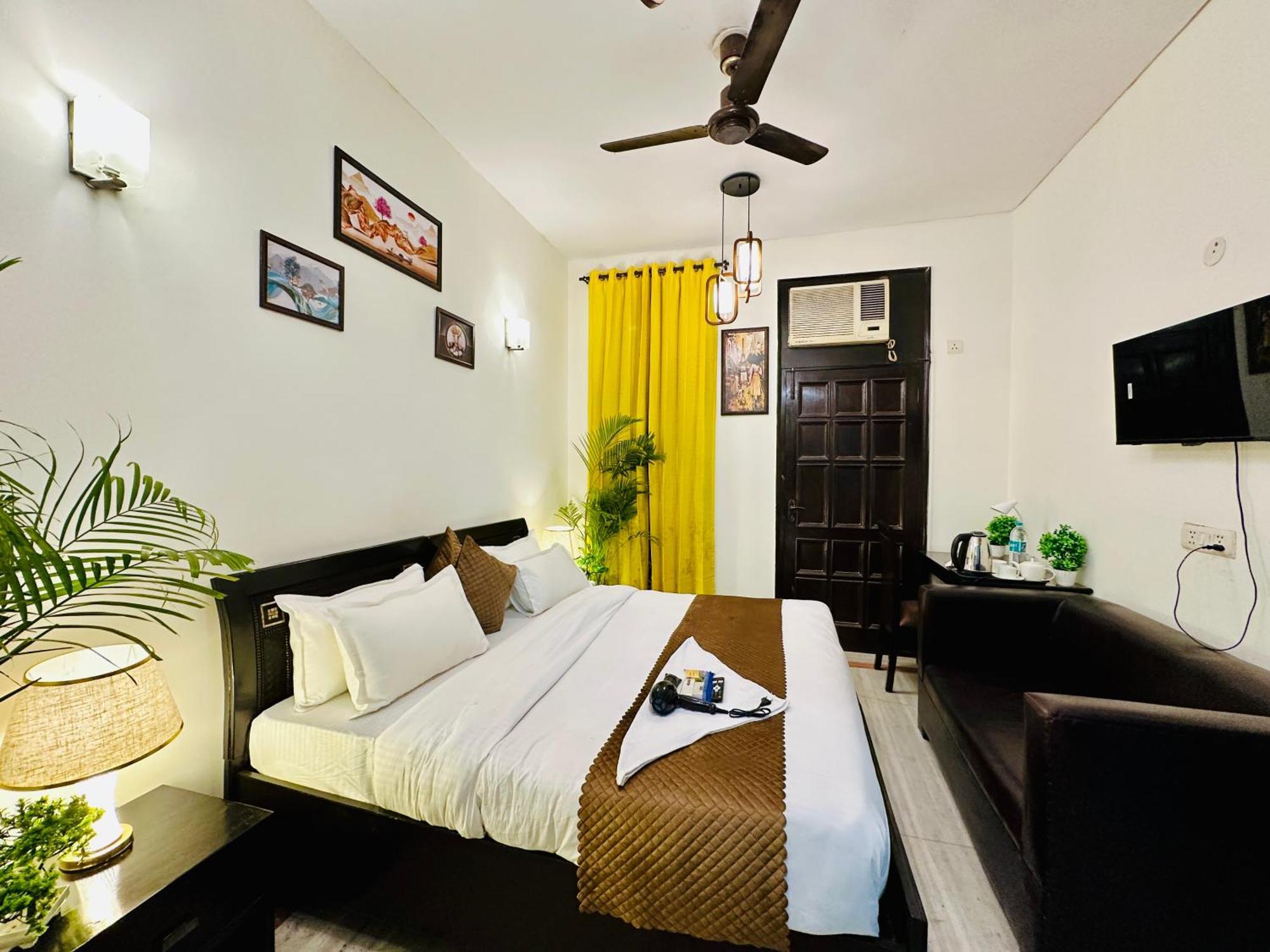 Hotel The White Scent-Near Noida Sector 18 Metro Zewnętrze zdjęcie