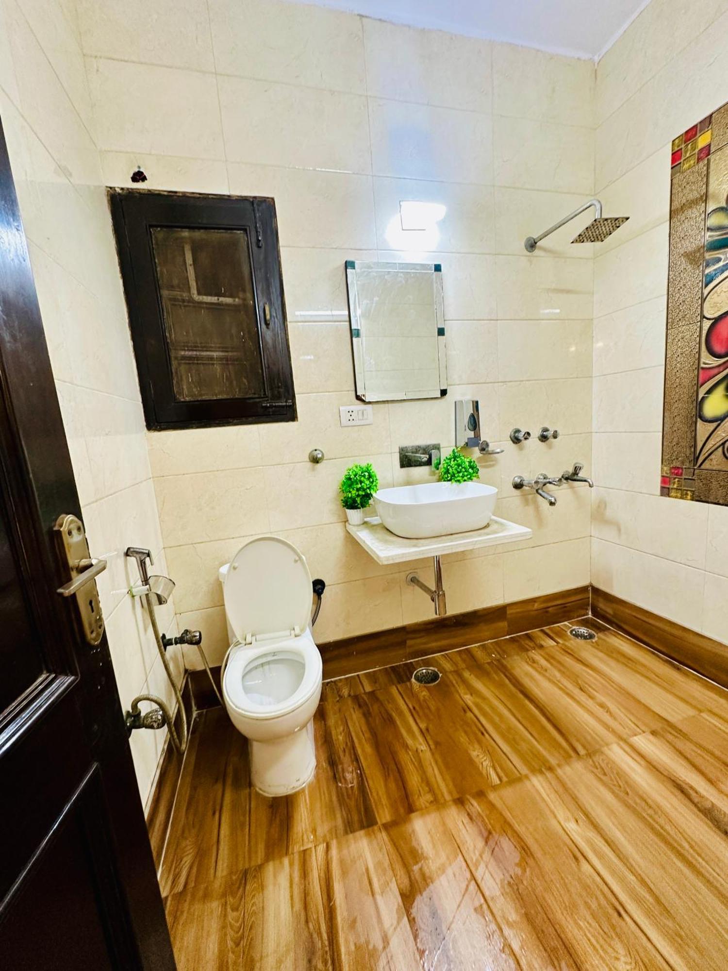Hotel The White Scent-Near Noida Sector 18 Metro Zewnętrze zdjęcie