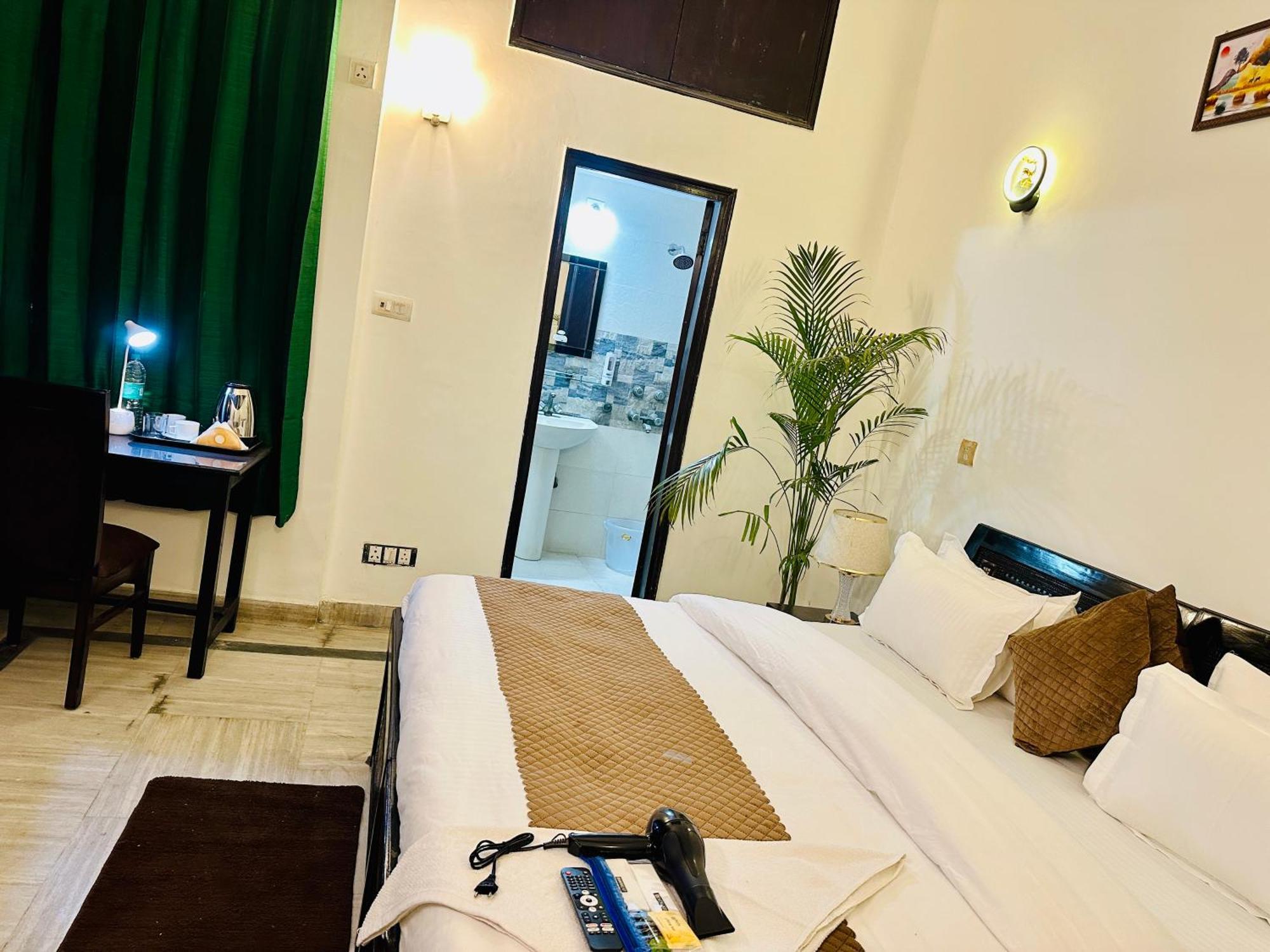 Hotel The White Scent-Near Noida Sector 18 Metro Zewnętrze zdjęcie
