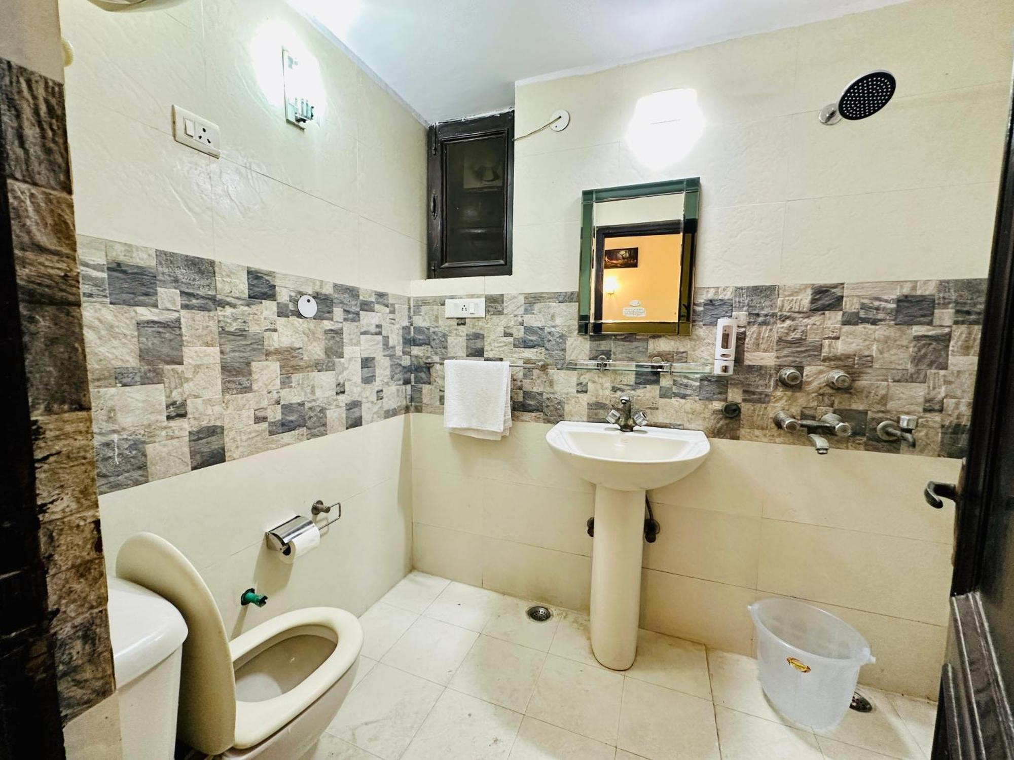 Hotel The White Scent-Near Noida Sector 18 Metro Zewnętrze zdjęcie