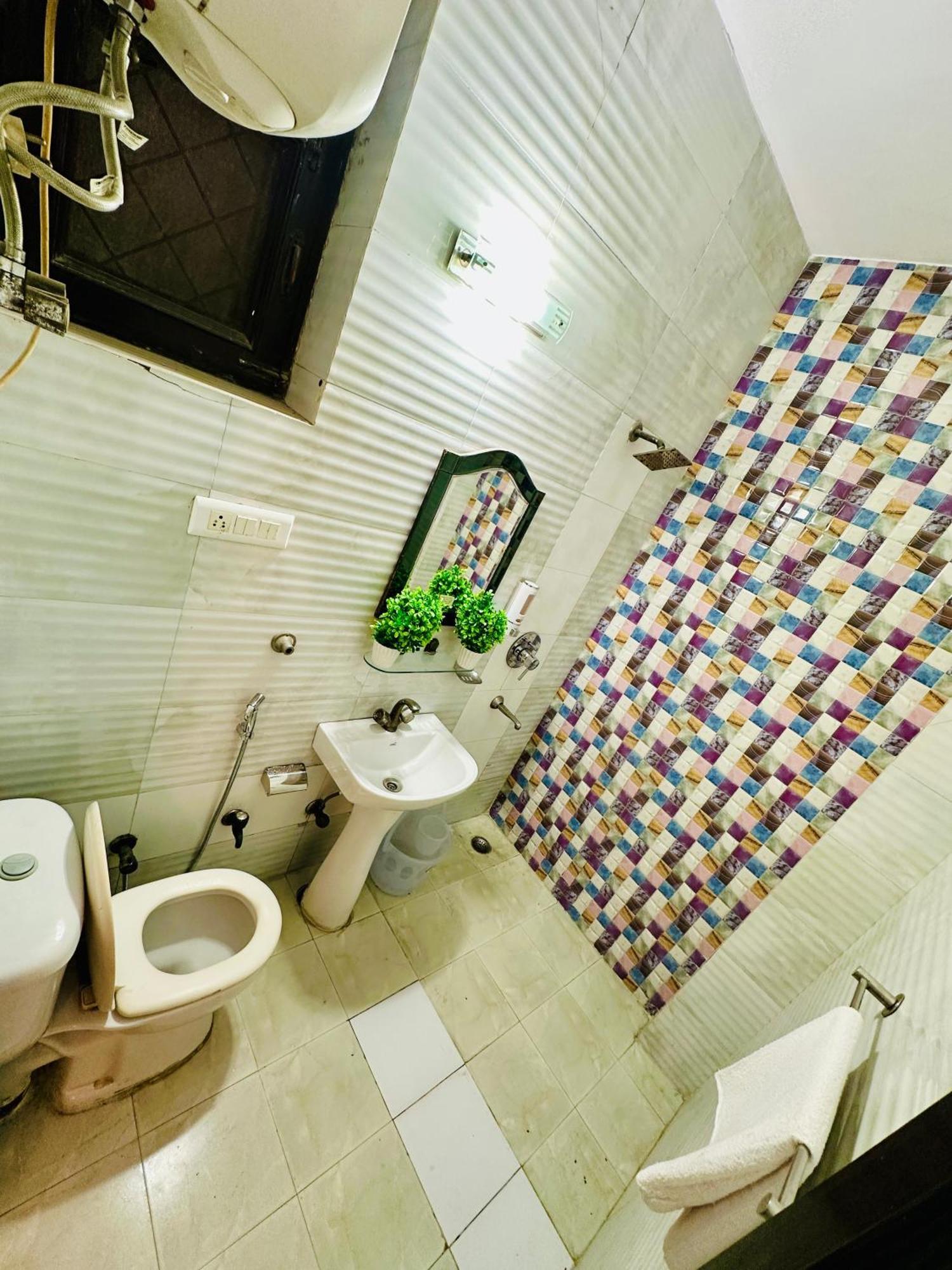 Hotel The White Scent-Near Noida Sector 18 Metro Zewnętrze zdjęcie