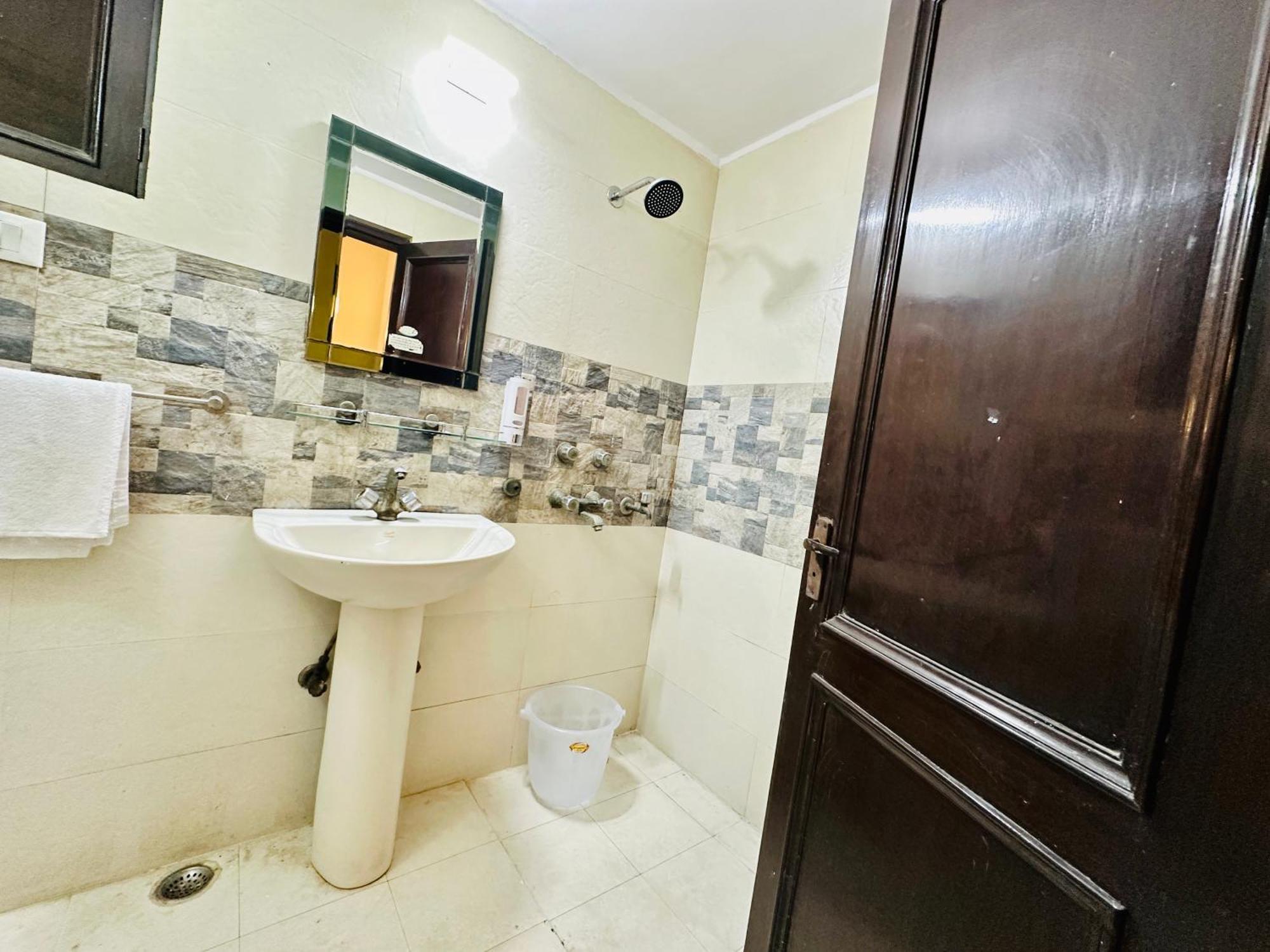 Hotel The White Scent-Near Noida Sector 18 Metro Zewnętrze zdjęcie