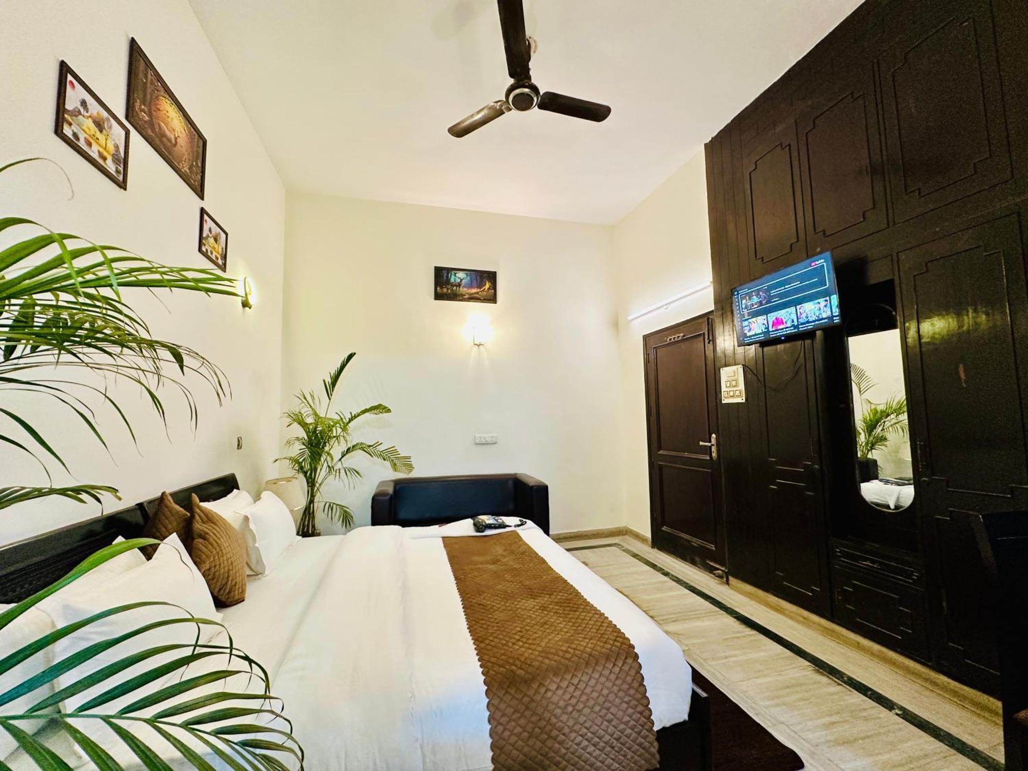 Hotel The White Scent-Near Noida Sector 18 Metro Zewnętrze zdjęcie