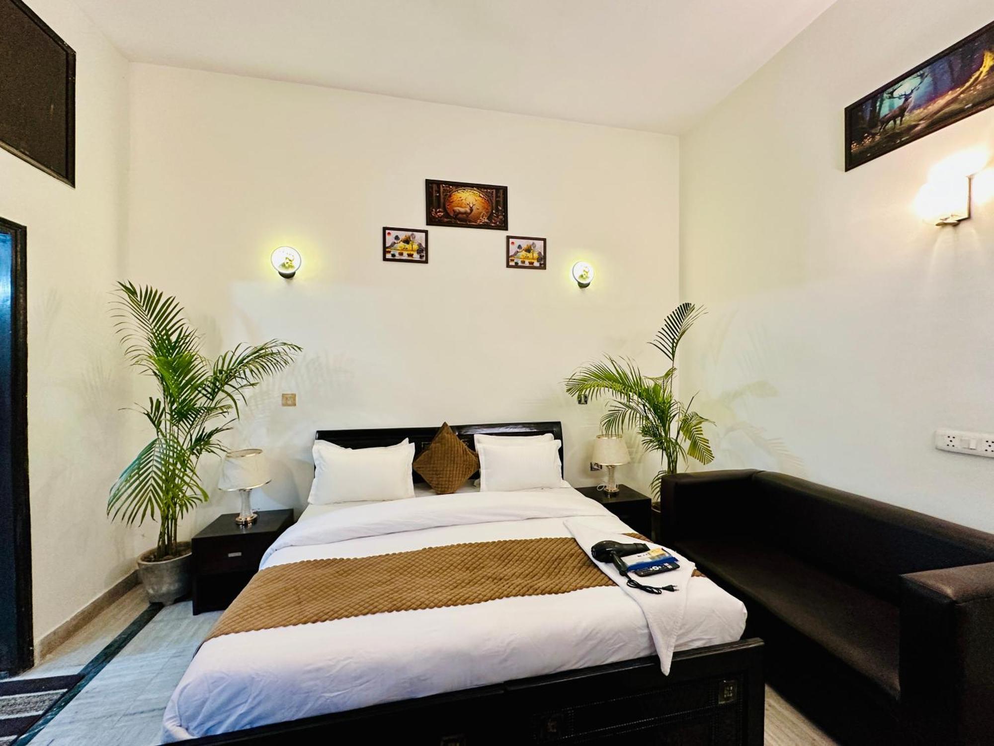 Hotel The White Scent-Near Noida Sector 18 Metro Zewnętrze zdjęcie