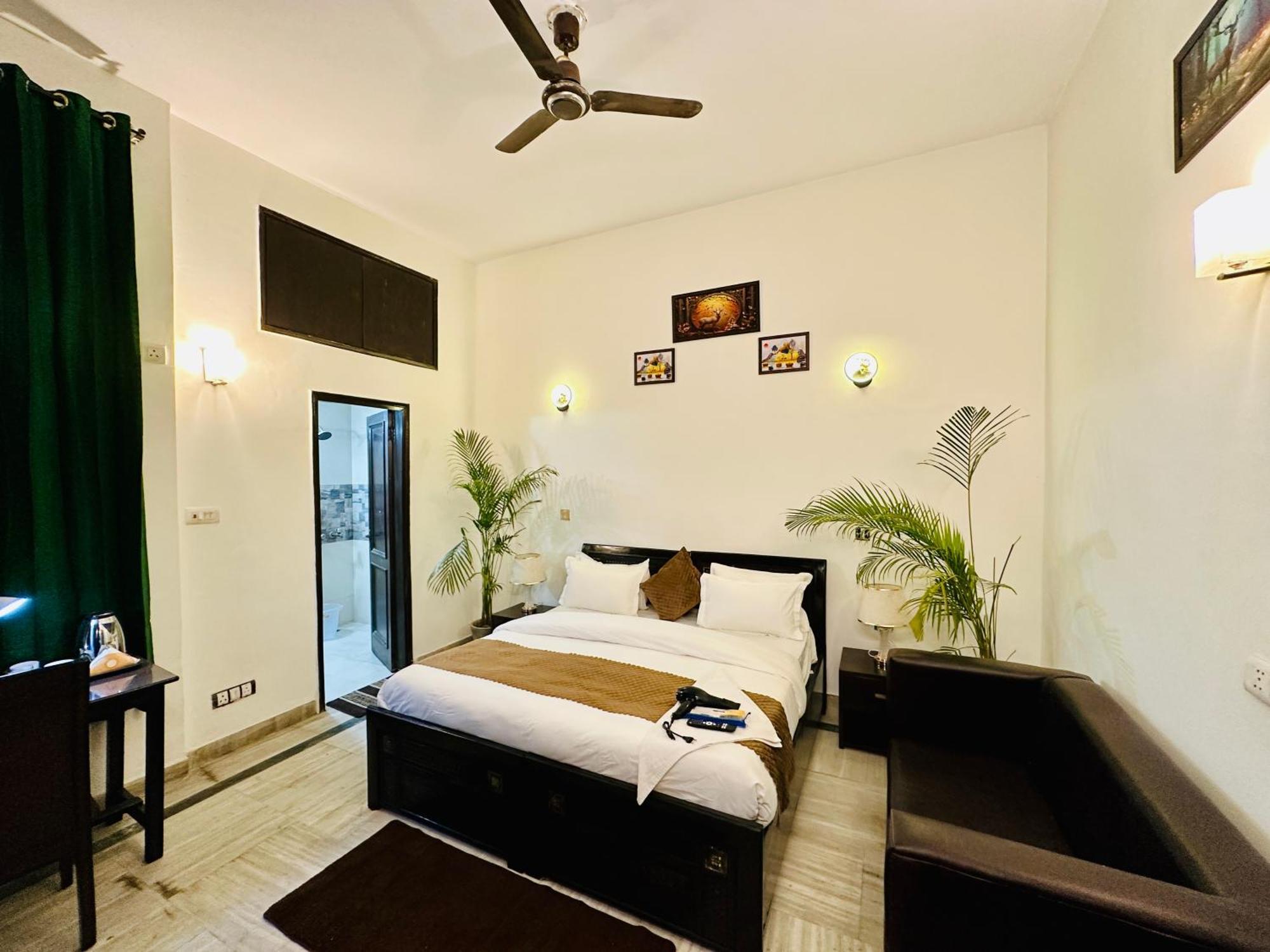 Hotel The White Scent-Near Noida Sector 18 Metro Zewnętrze zdjęcie