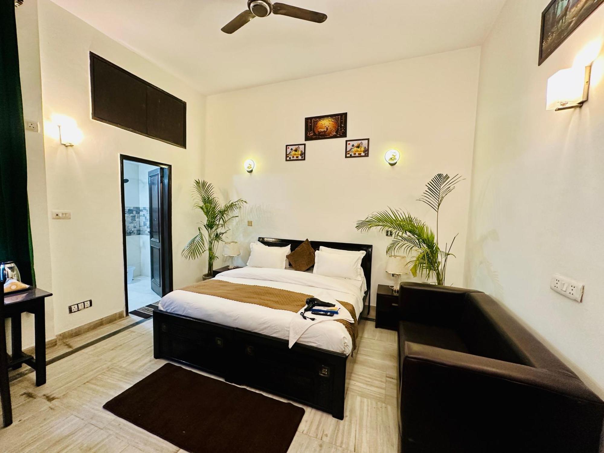 Hotel The White Scent-Near Noida Sector 18 Metro Zewnętrze zdjęcie