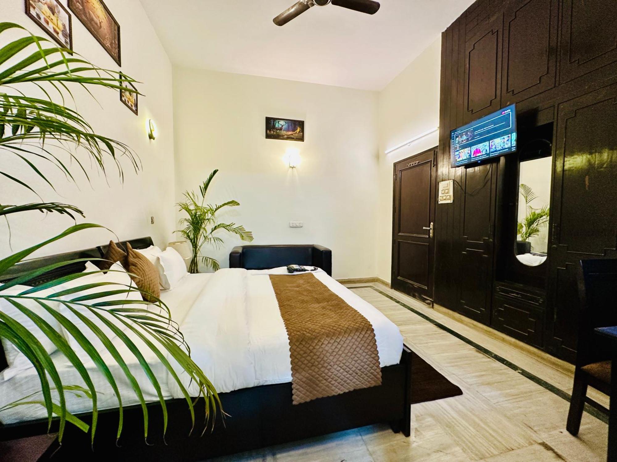 Hotel The White Scent-Near Noida Sector 18 Metro Zewnętrze zdjęcie