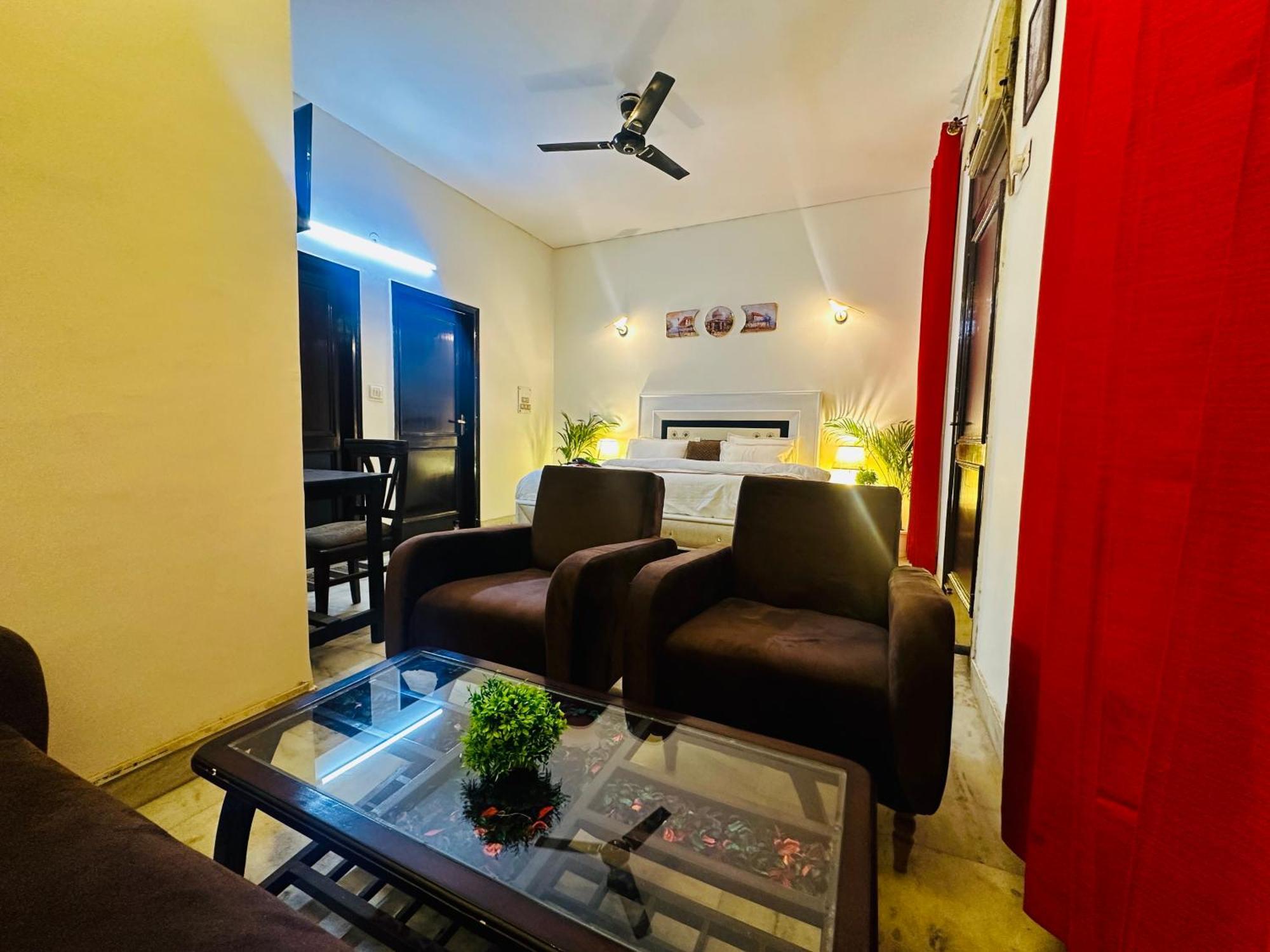 Hotel The White Scent-Near Noida Sector 18 Metro Zewnętrze zdjęcie