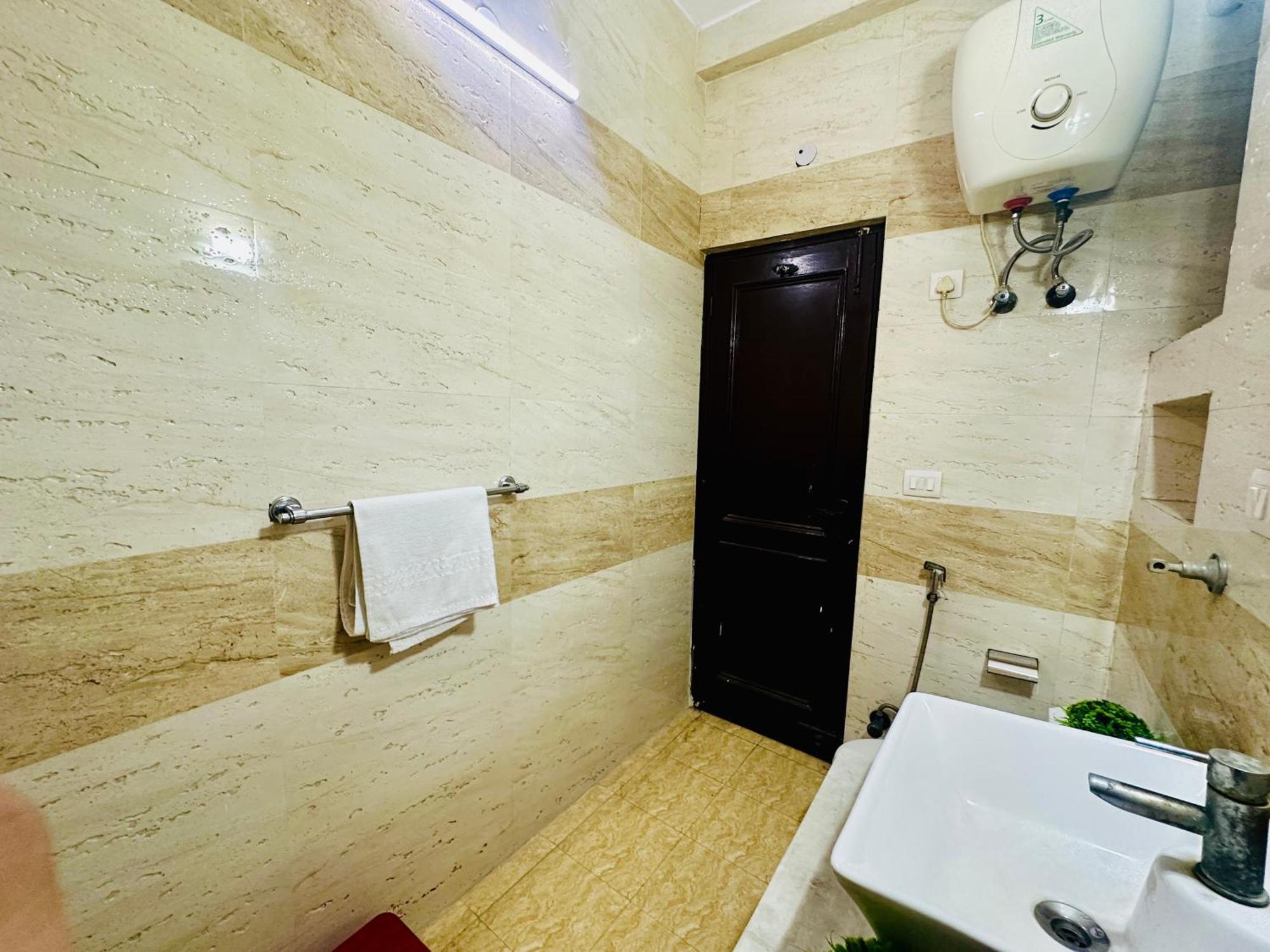 Hotel The White Scent-Near Noida Sector 18 Metro Zewnętrze zdjęcie