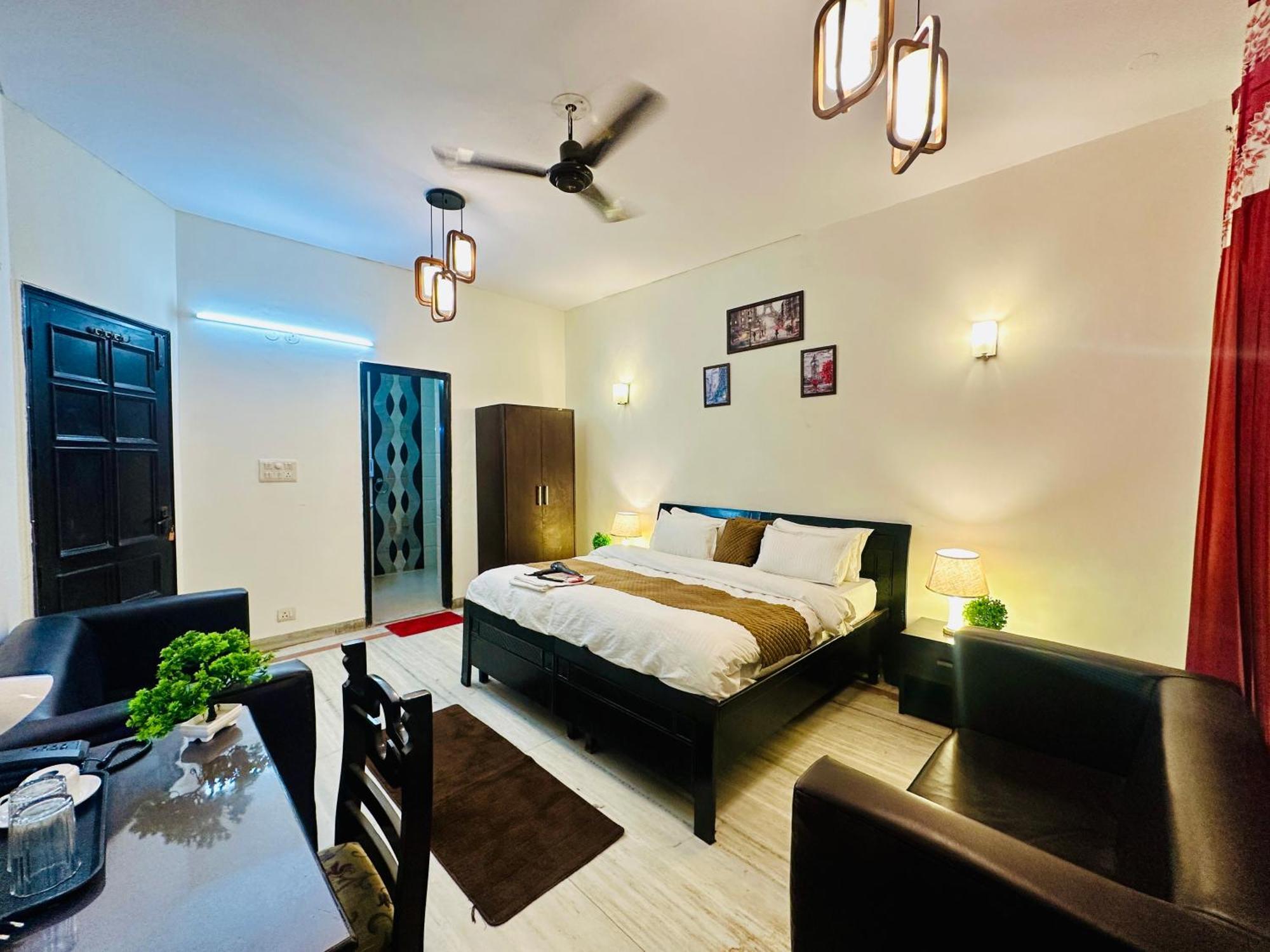 Hotel The White Scent-Near Noida Sector 18 Metro Zewnętrze zdjęcie