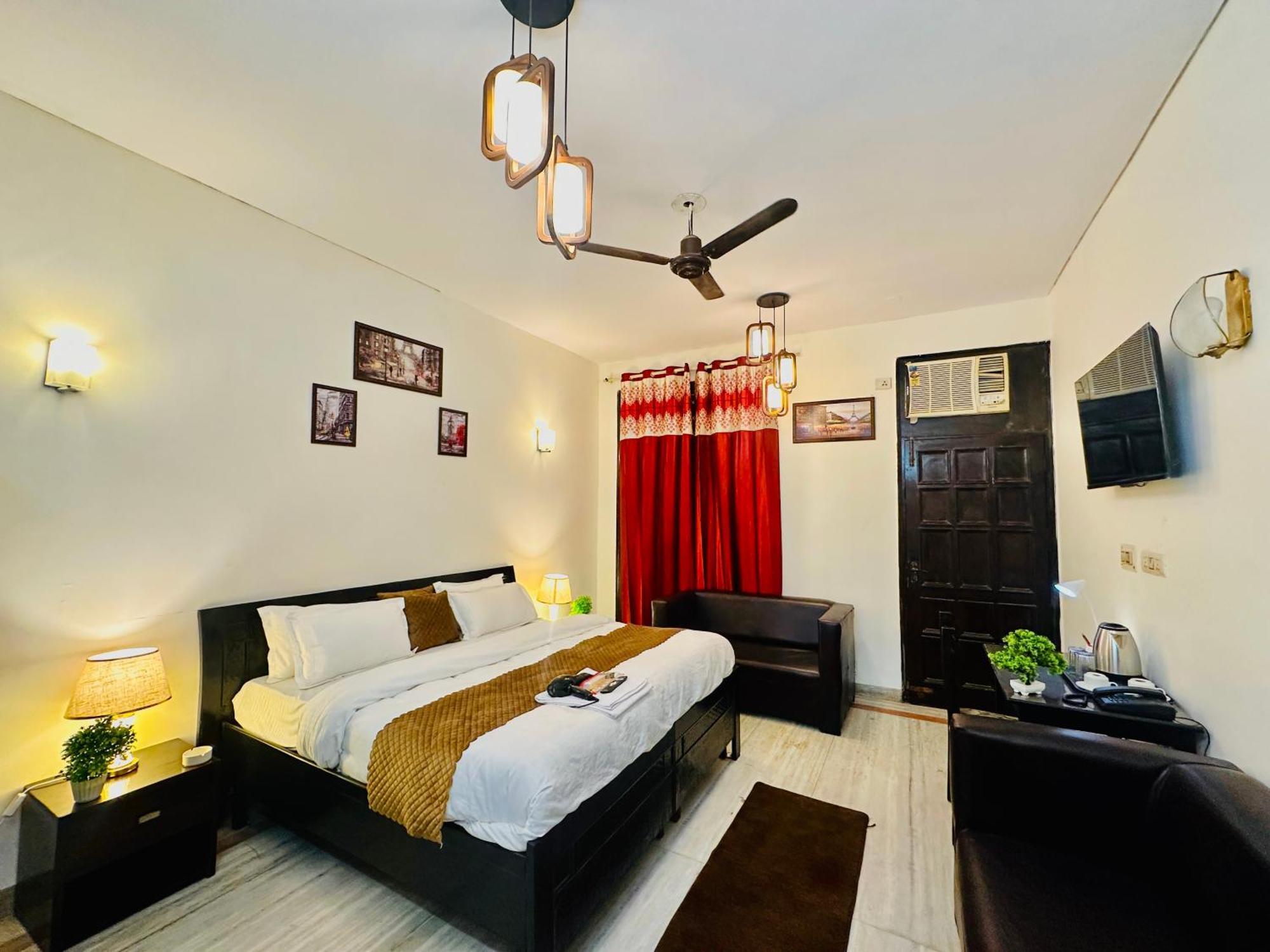 Hotel The White Scent-Near Noida Sector 18 Metro Zewnętrze zdjęcie