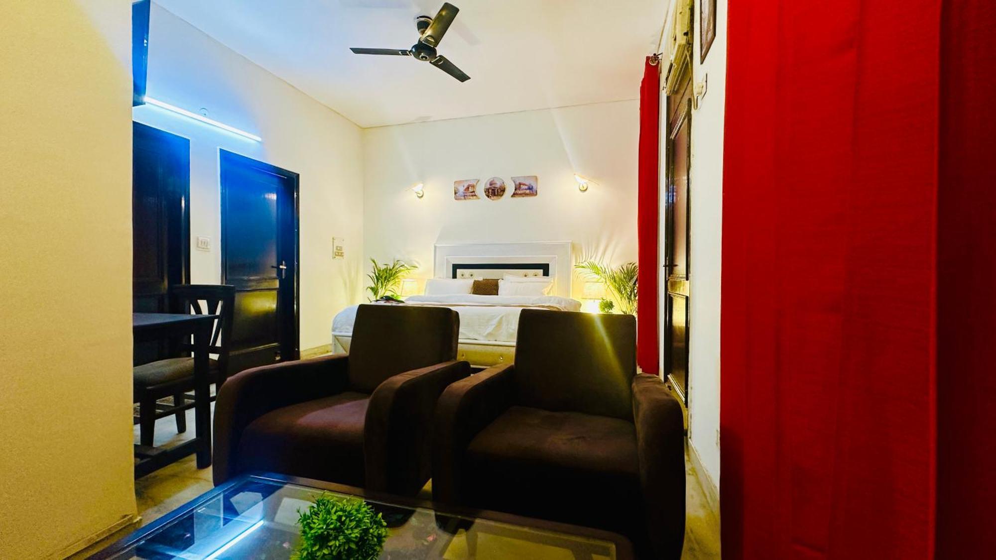 Hotel The White Scent-Near Noida Sector 18 Metro Zewnętrze zdjęcie
