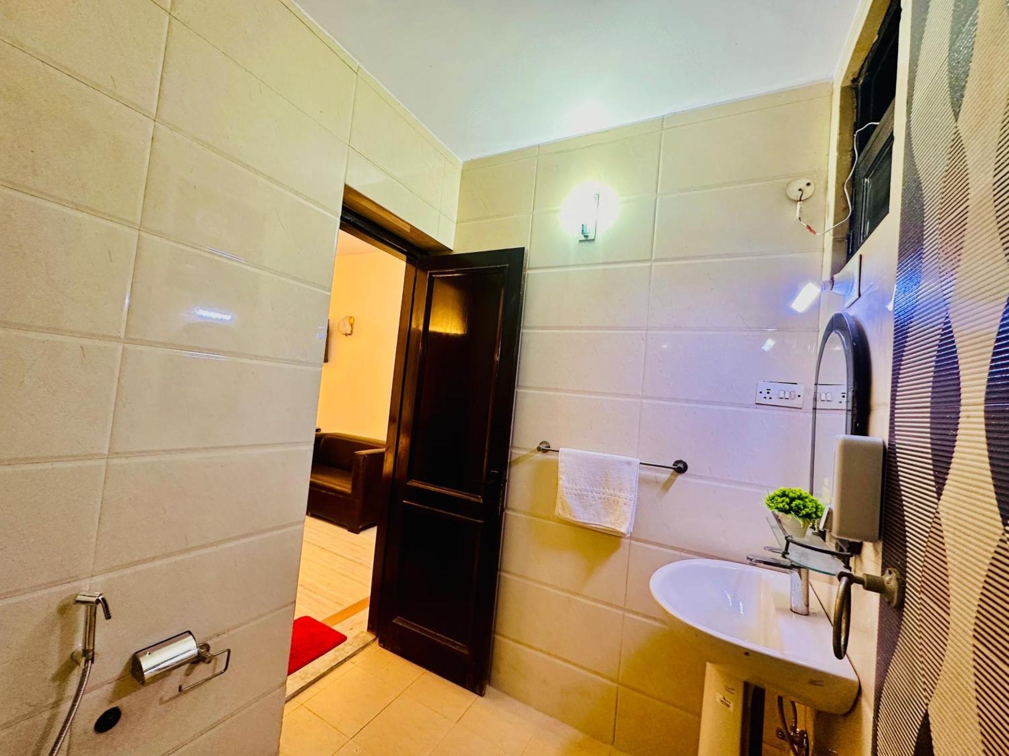 Hotel The White Scent-Near Noida Sector 18 Metro Zewnętrze zdjęcie