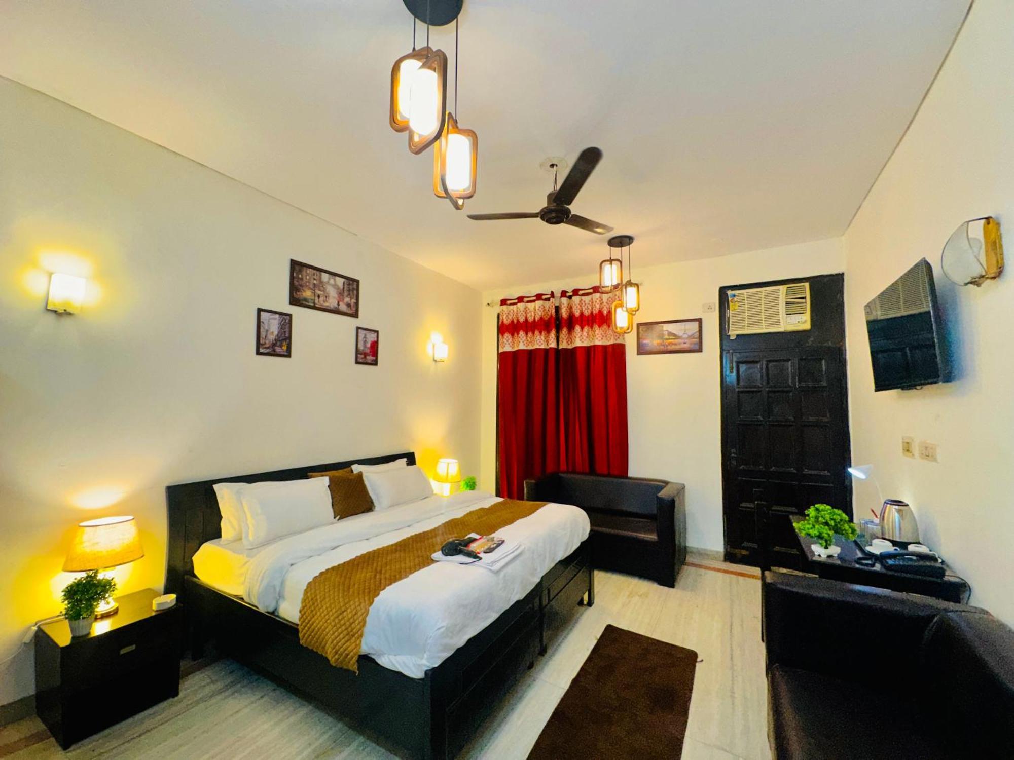 Hotel The White Scent-Near Noida Sector 18 Metro Zewnętrze zdjęcie
