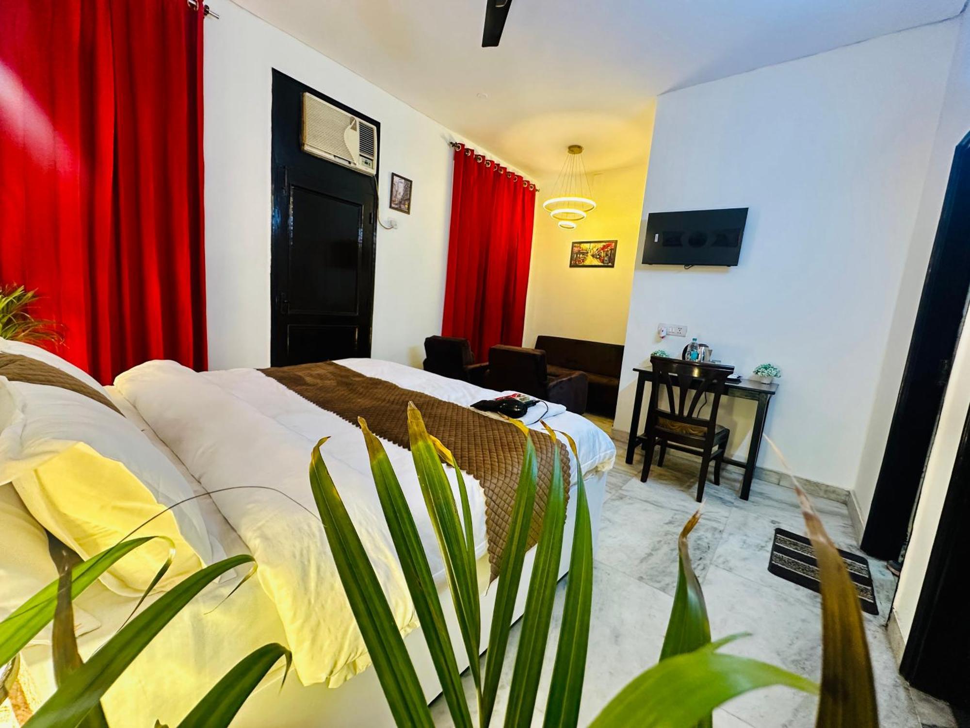Hotel The White Scent-Near Noida Sector 18 Metro Zewnętrze zdjęcie