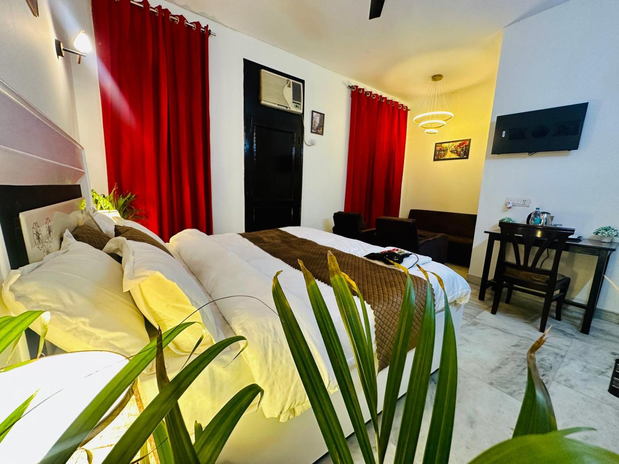 Hotel The White Scent-Near Noida Sector 18 Metro Zewnętrze zdjęcie