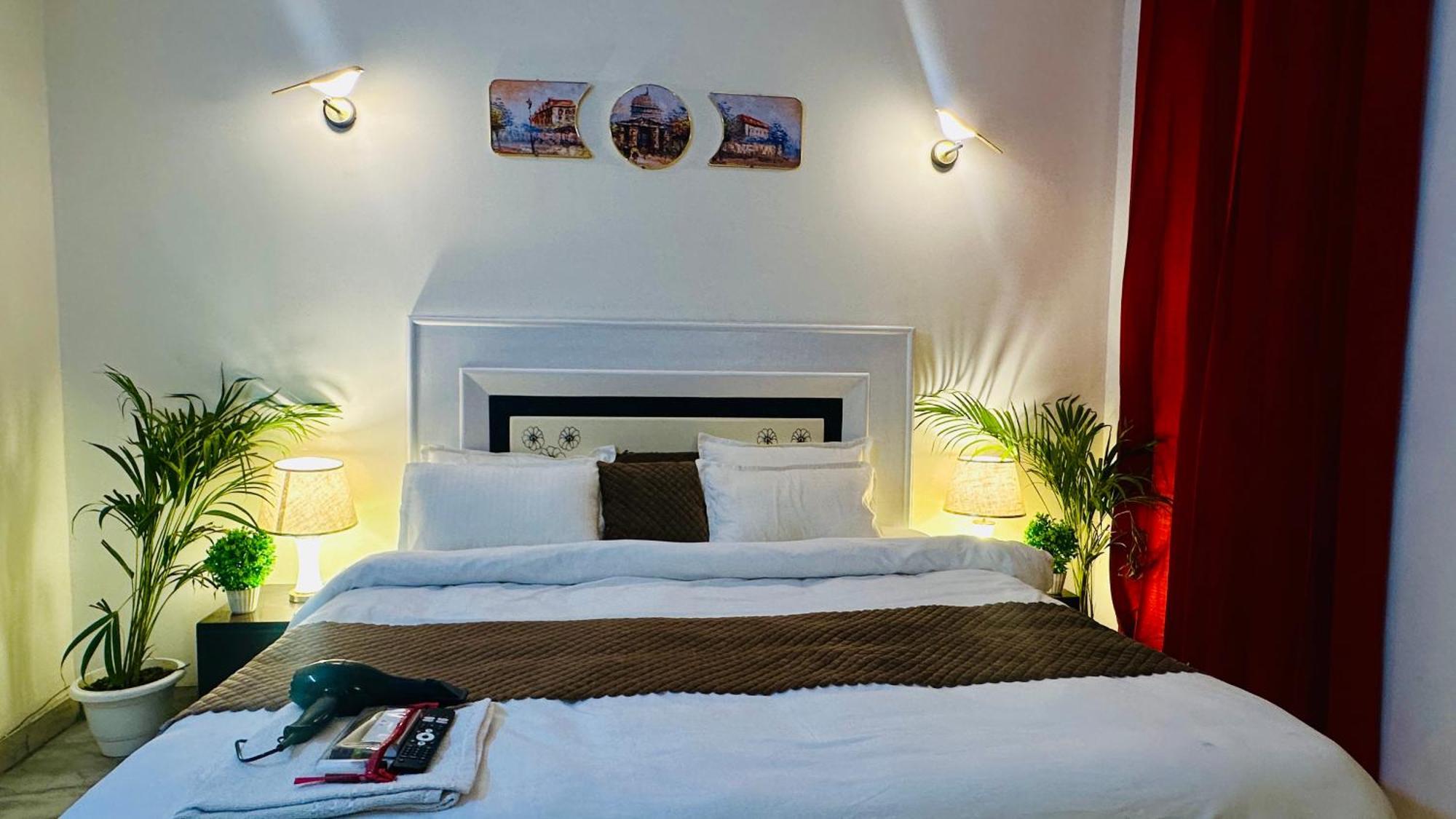 Hotel The White Scent-Near Noida Sector 18 Metro Zewnętrze zdjęcie