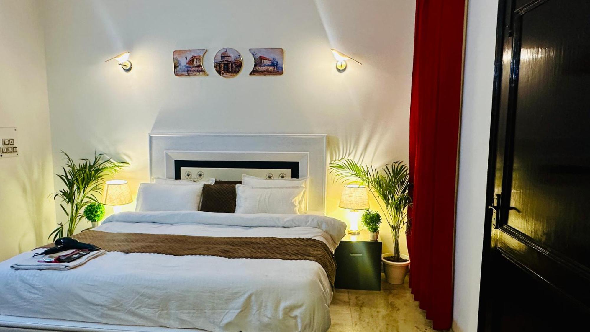 Hotel The White Scent-Near Noida Sector 18 Metro Zewnętrze zdjęcie