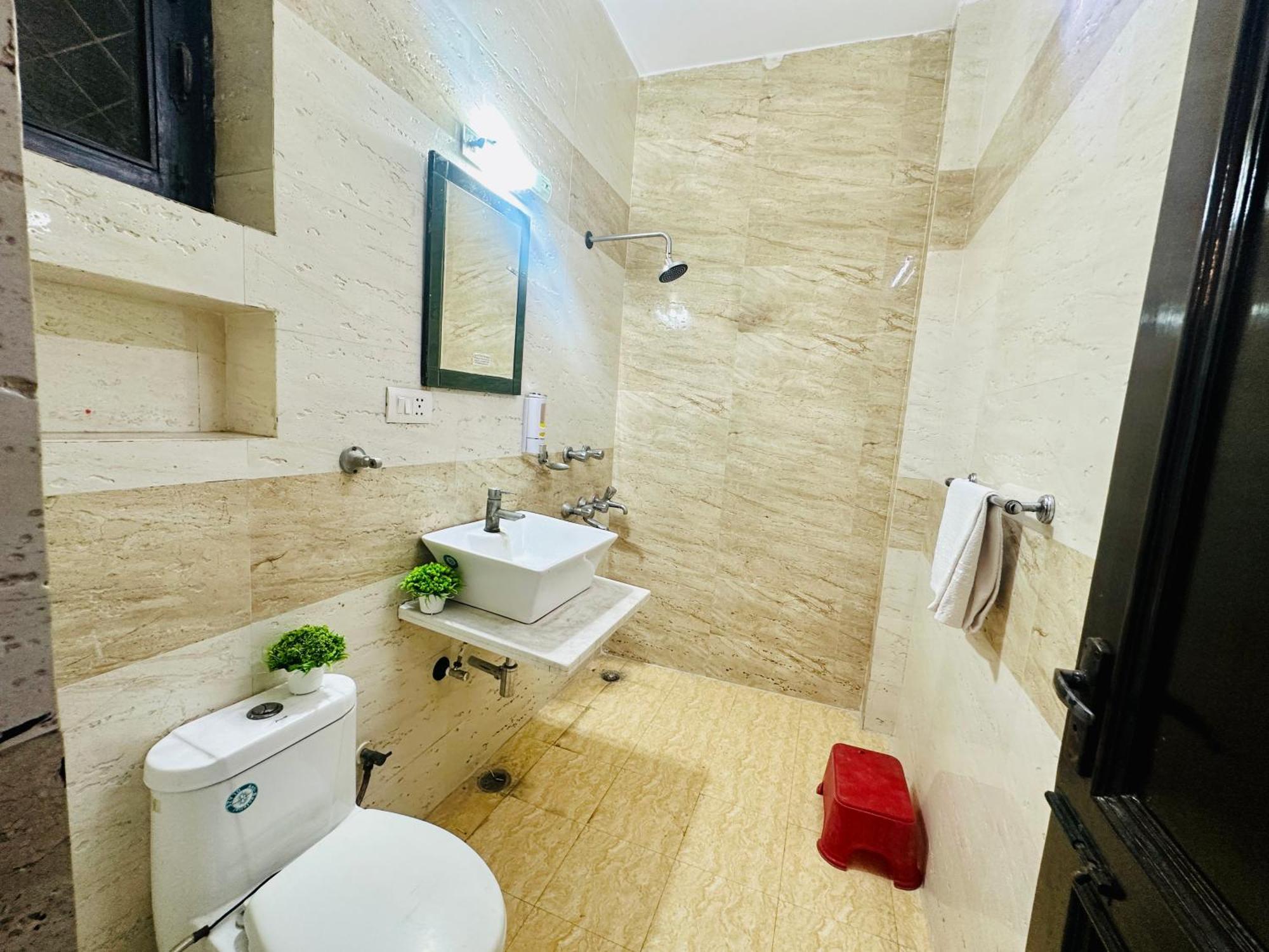 Hotel The White Scent-Near Noida Sector 18 Metro Zewnętrze zdjęcie